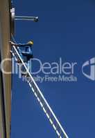 Bauarbeiter klettert eine Leiter empor