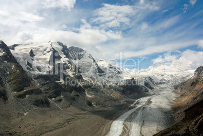 Berglandschaft, Gletscher und Wolken