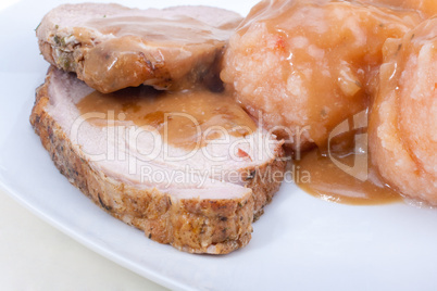 Rollbraten mit Biersoße und Klößen