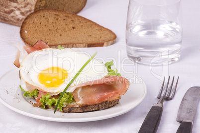 Schinkenbrot mit Ei