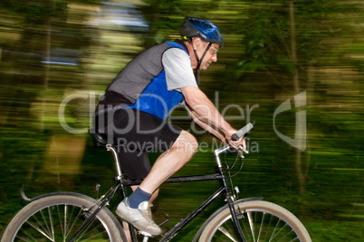 Senior beim biken