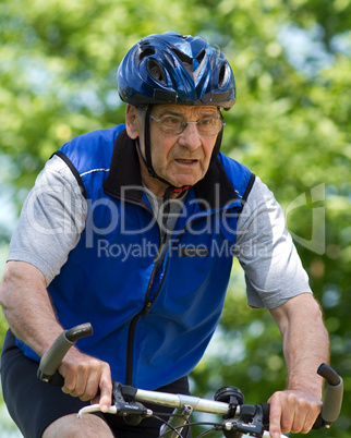 Senior beim biken