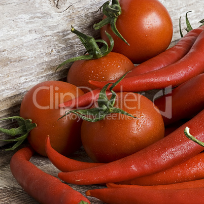 Chili und Tomaten