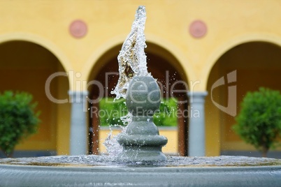 Springbrunnen Wasserspiel in Parkanlage