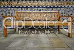Orientalische Sitzbank vor Mosaikwand