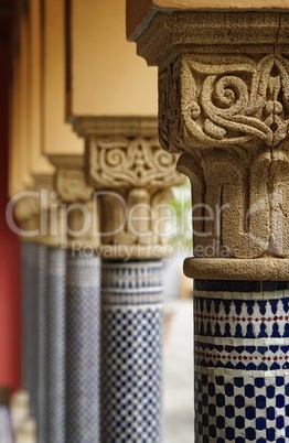 Orientalische Säulen mit Verzierung hintereinander