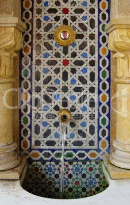 Orientalischer Trinkbrunnen mit Mosaik und Säulen