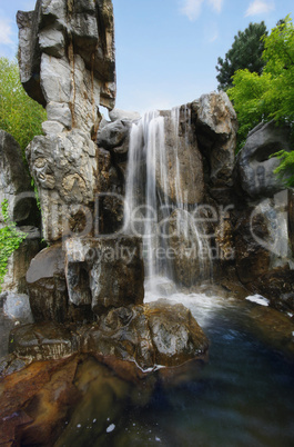 Wasserfall mit Felsenwand