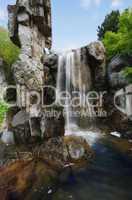 Wasserfall mit Felsenwand