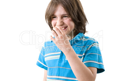 Lachender Junge mit Hand vor dem Mund