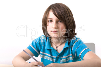 Junge macht seine Hausaufgaben