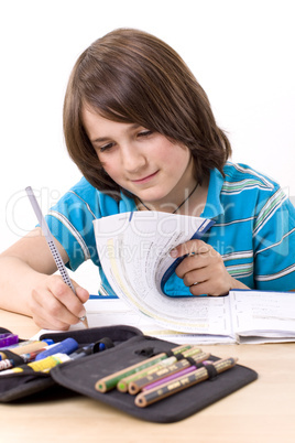 Schüler mit Freude seine Hausaufgaben