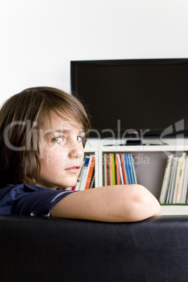 Portrait von Kind vor dem Fernseher