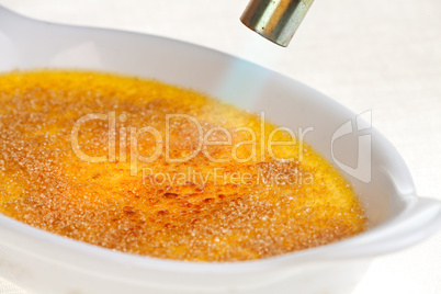 Flamme auf einer Crème brûlée