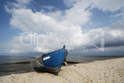 blauer Fischerkahn am Strand