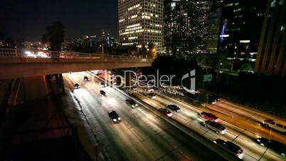 Straßenverkehr bei Nacht in Los Angeles