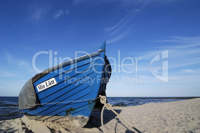 blaues Fischerboot am Strand