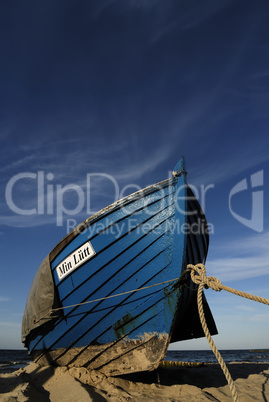 blaues Fischerboot am Strand