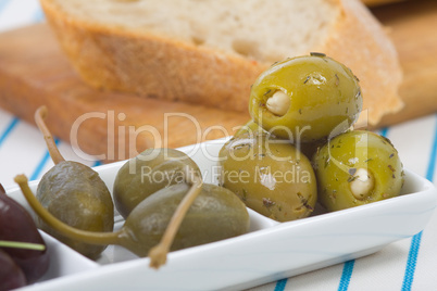 Grüne Oliven mit Brot