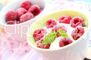 Joghurt mit himbeeren (S.Bogdanski)