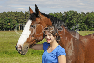 Jugendliche mit Pferd