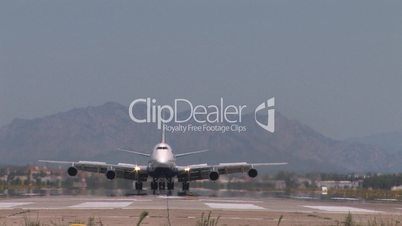 Boeing 747 auf Landebahn