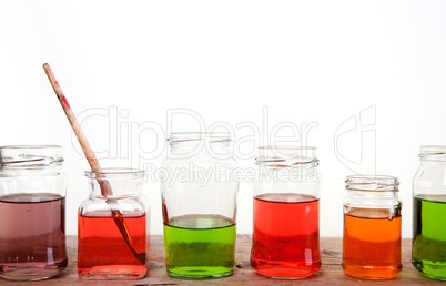 Gläser mit Wasserfarbe