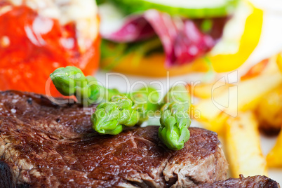 gegrilltes Steak mit grünem Spargel