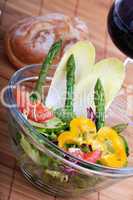 Frischer Salat mit grünem Spargel