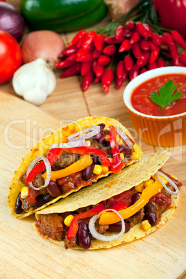 Tacoschalen gefüllt mit Fleisch und Bohnensauce