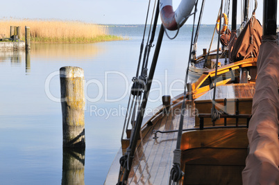 Schiff ankert in einer Bucht