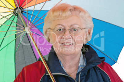 Alte Frau mit Regenschirm