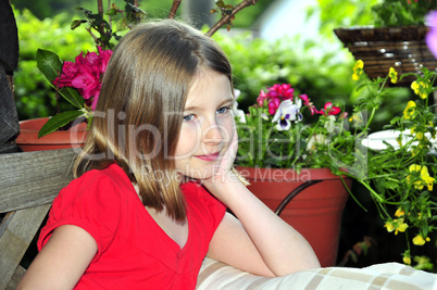 Kind liest auf Terrasse Bank