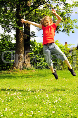 Kind im Garten Hüpfen Springen