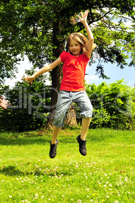 Kind im Garten Hüpfen Springen