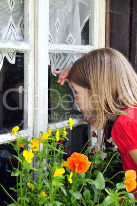 Kind schaut Fenster