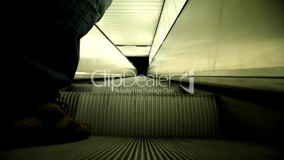 Person auf Rolltreppe