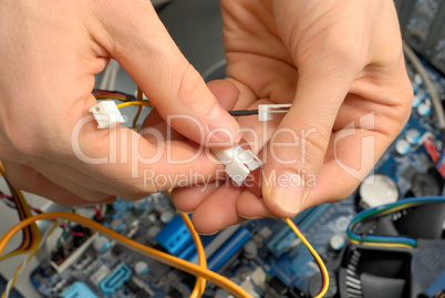 Hände eines Elektrotechnikers im Einsatz