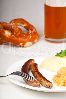 Bratwurst, Senf und Sauerkraut