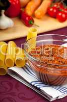 Schüssel mit Sauce Bolognese und rohem Gemüse