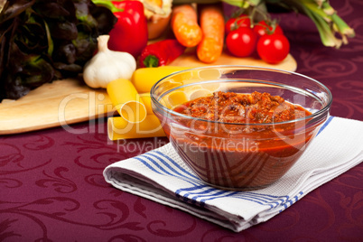 Schüssel mit Sauce Bolognese und rohem Gemüse