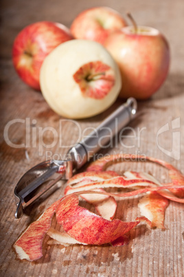 Äpfel schälen