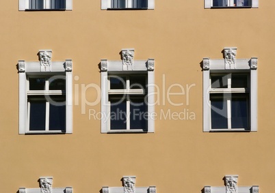 Fensterfronten mit Stuck und Verzierung