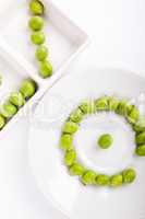 Frische grüne Erbsen auf Teller
