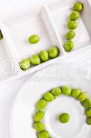 Frische grüne Erbsen auf Teller