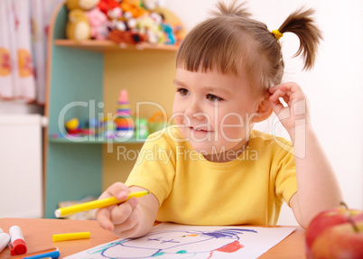 Little girl draw with felt-tip pen