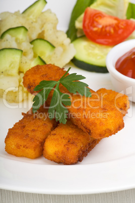 drei Fischstäbchen und Kartoffelsalat