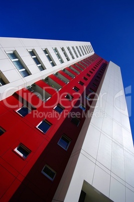 Hochhaus Wolkenkratzer in Rot mit Weiss