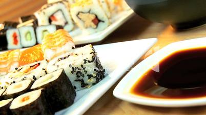 Sushi mit Sojasauce