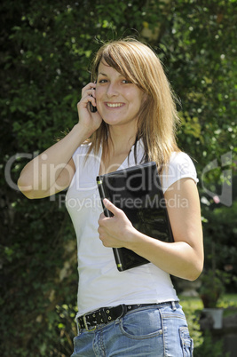 Junge Frau mit Handy und Netbook